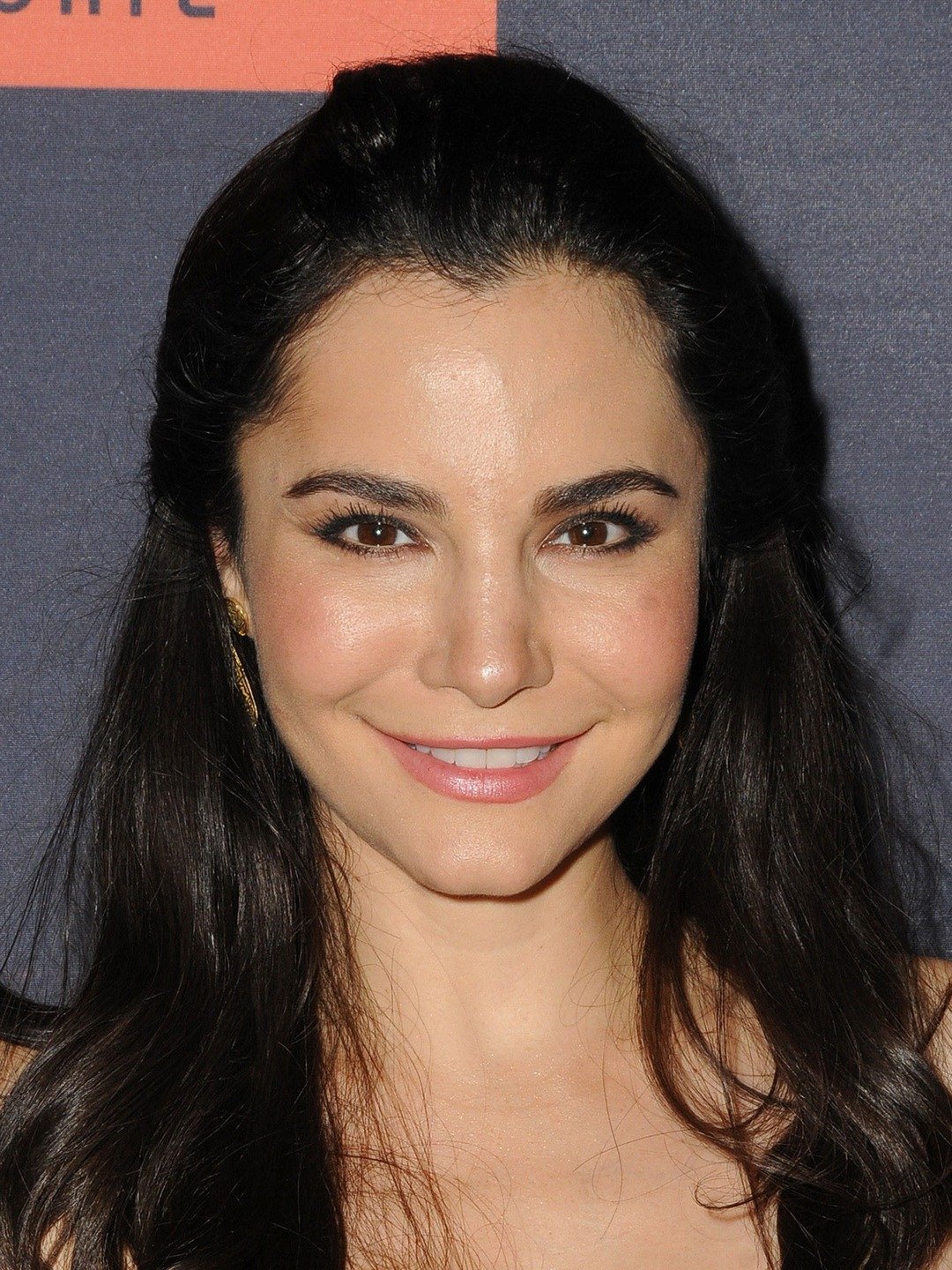 How tall is Martha Higareda?